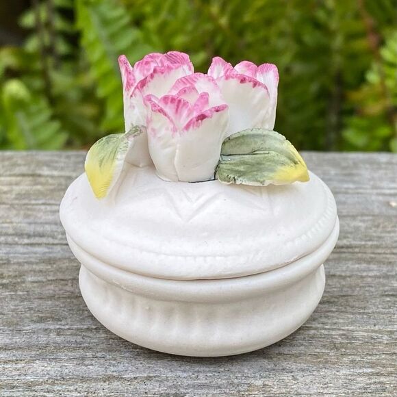 NIB New VICTORIAN TRADING CO LIDDED FLORAL PORCELAIN TRINKET BOX - Picture 2 of 5